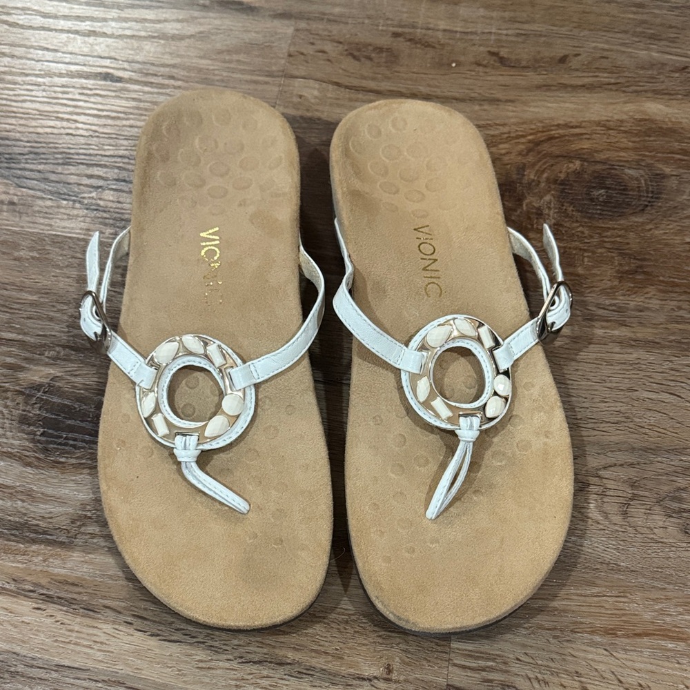 Vionic Orthaheel Ricci White Thong Sandals with Gold Accent Ring